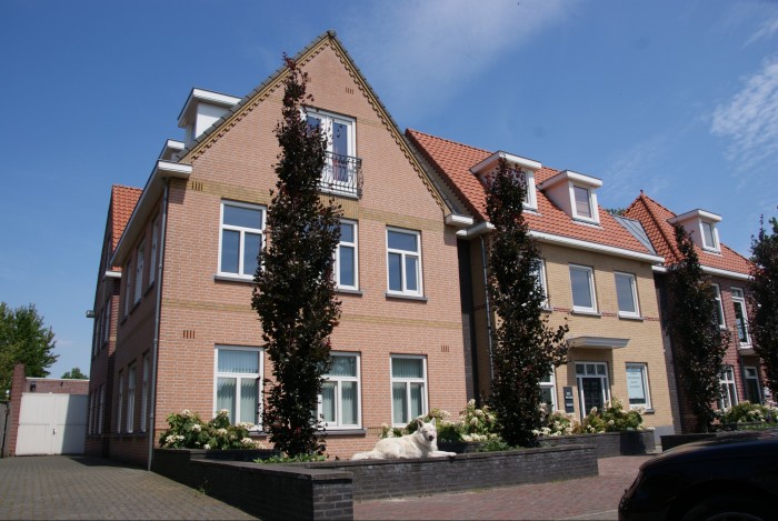 Dit kantoor staat te koop of te huur. Voor interesse kunt u naar het algemene Email adres mailen.